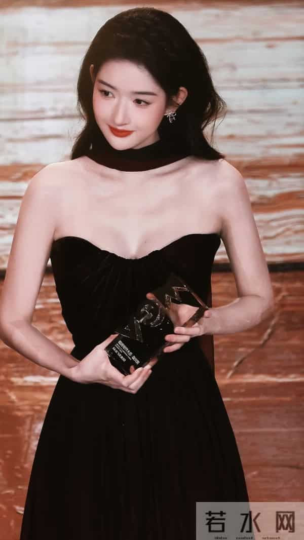 王玉雯低胸礼服 大方展示好身材