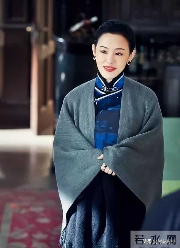 母亲是影后，丈夫是著名演员，公公是央视名嘴，34岁的她在当网红