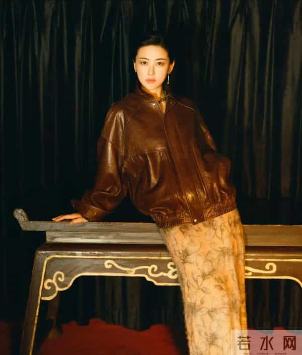 朱珠—秋日画报本人 这身卡其配明黄也太绝了！