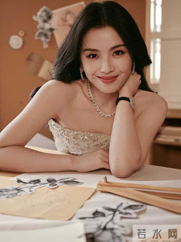 刘涛，长卷发搭配亮片刺绣长裙，温柔大气