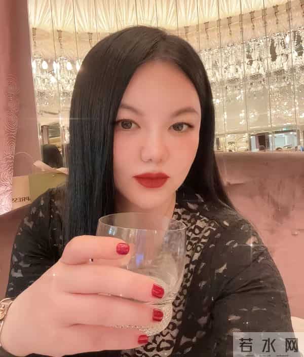 被回娘家的李湘无声炫到 客厅大得像酒店大堂 拍照破天荒只露半张脸