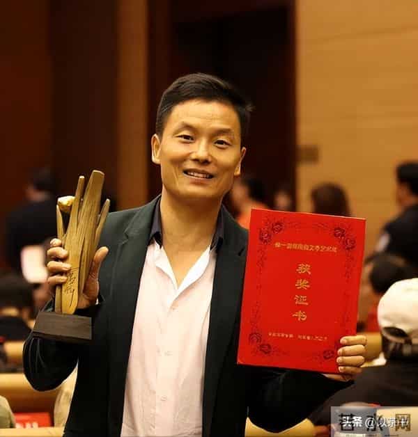 68岁曲协副主席:师从李金斗,二婚娶小30岁洋妻,生俩混血女儿