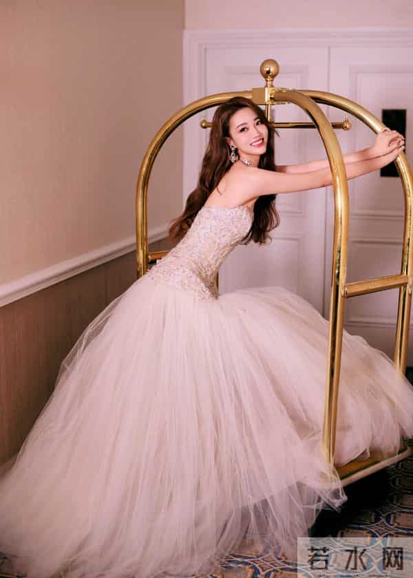 主持人,张纯烨,在酒店行李车上