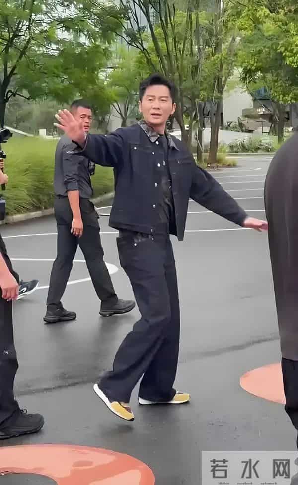46岁李晨北京公园被偶遇,帅气有型魅力足,引得一群大妈热情围观
