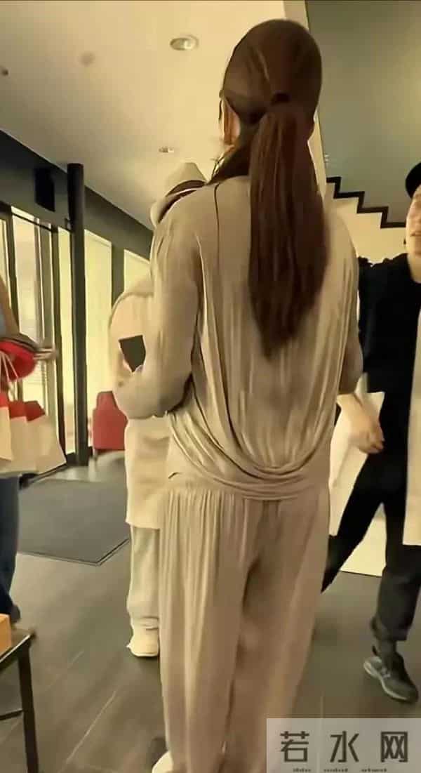 71岁成龙在瑞士，与儿子结伴同行，房祖名瘦脱了相，与爸爸一般高