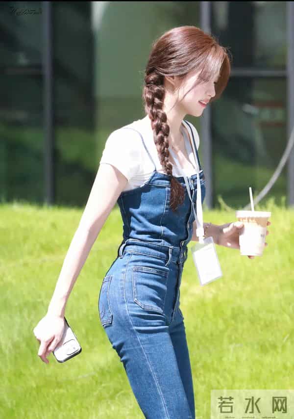 卢昱晓,非常吸引人的腰臀比,身材比例太好了