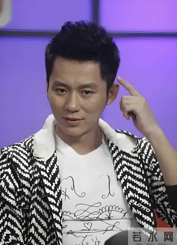 46岁李晨北京公园被偶遇,帅气有型魅力足,引得一群大妈热情围观