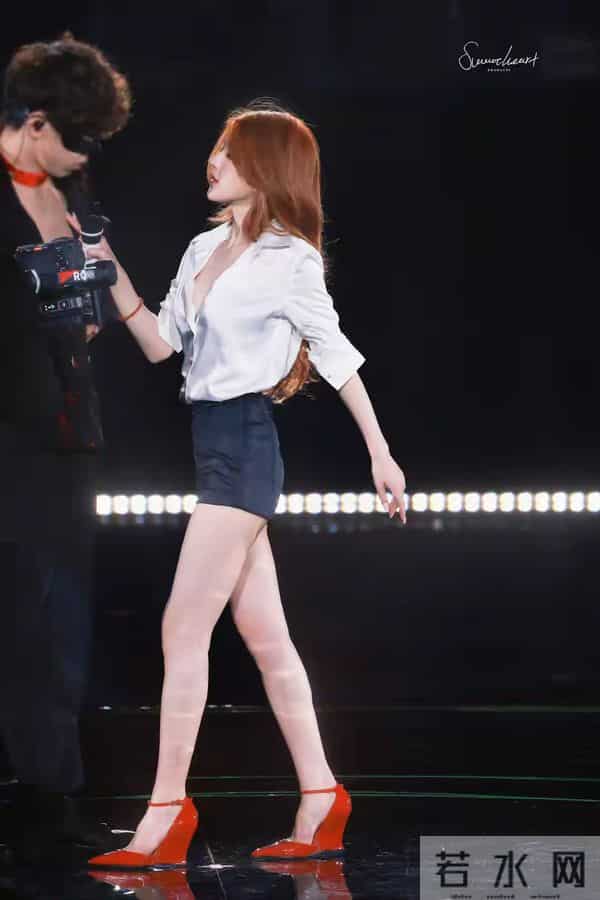 赵露思,演唱会性感造型,白色衬衣敞开心扉,男舞伴都移不开眼!