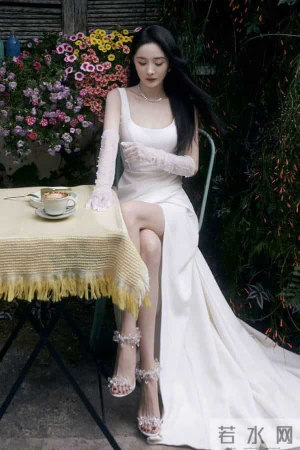 杨幂这套白色缎面长裙造型!珍珠手套一配,复古优雅感直接拉满!