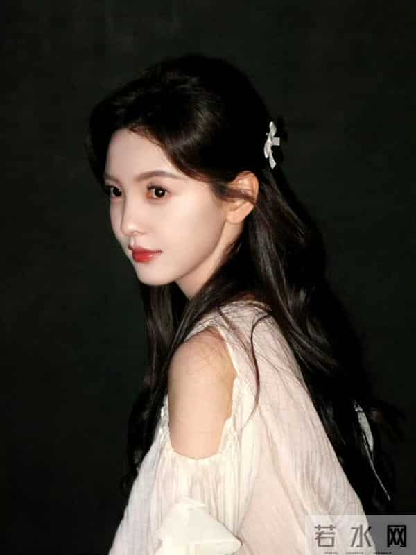 章若楠清新淡雅