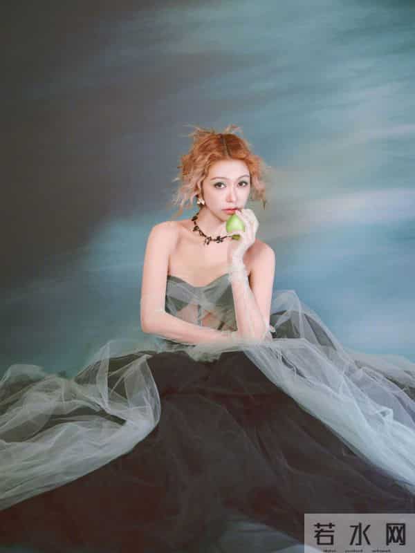 薛凯琪昆山演唱会造型,薄纱抹胸裙穿搭性感迷人