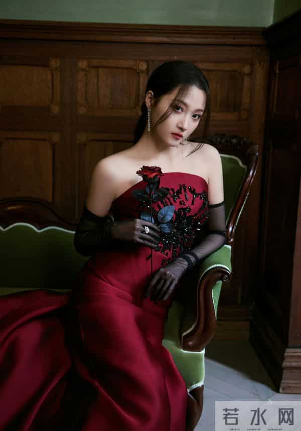 关晓彤艳丽红裙，美艳绝伦！