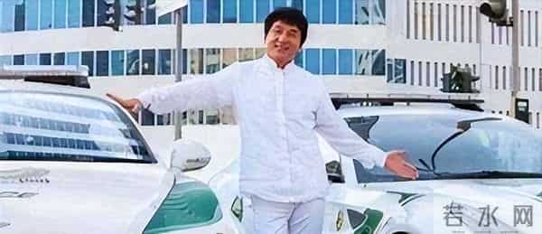 成龙的靠山到底有多硬？曾两次惹怒顶级黑帮大佬，依旧全身而退