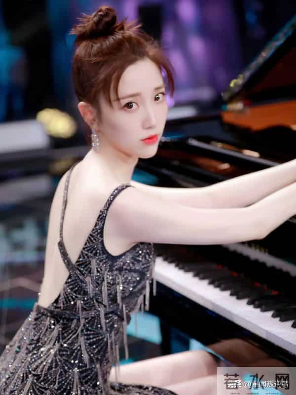 我的天，人间尤物张纯烨吊带水晶裙封神一字肩带，身材好到没话说