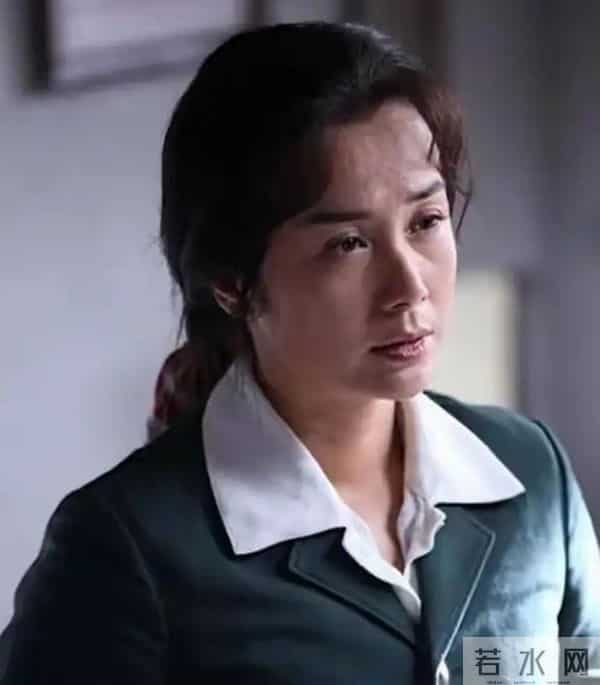 蒋雯丽59岁英国低调生活曝光：昔日女神瘦老憔悴，岁月不饶人