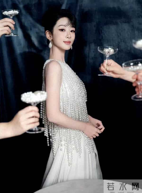 杨紫 生日写真 白色珍珠礼服来自Georges Hobeika 23春夏高定