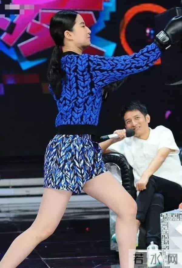 刘亦菲年轻时完美大白腿太漂亮，透视毛衣