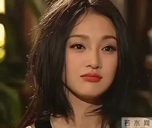 50岁周迅近况曝光，头发花白，瘪嘴模样一脸老态差点认不出