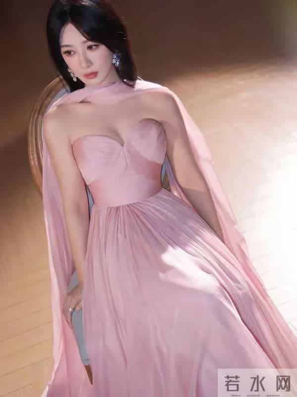 杨紫绝美写真，一袭粉色抹胸裙，甜美性感