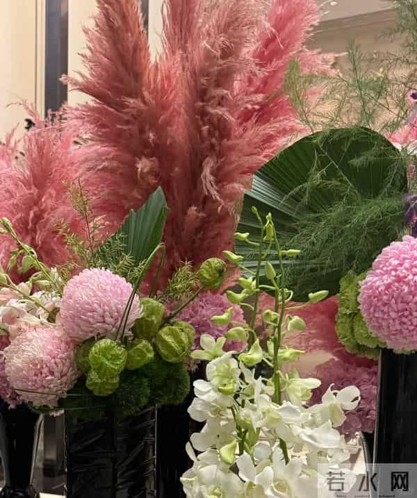 被回娘家的李湘无声炫到 客厅大得像酒店大堂 拍照破天荒只露半张脸