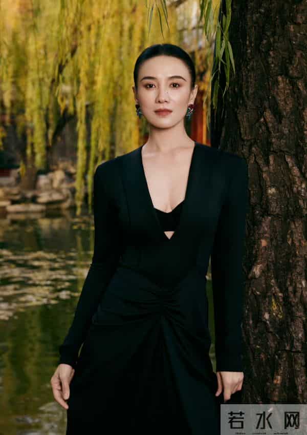 宋佳阿姨黑色裙子写真,又酷又美