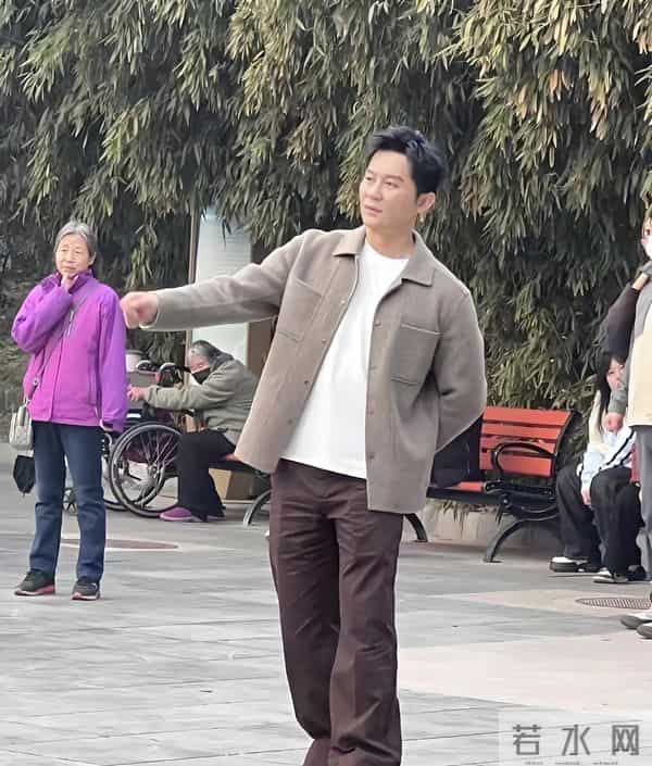 46岁李晨北京公园被偶遇,帅气有型魅力足,引得一群大妈热情围观