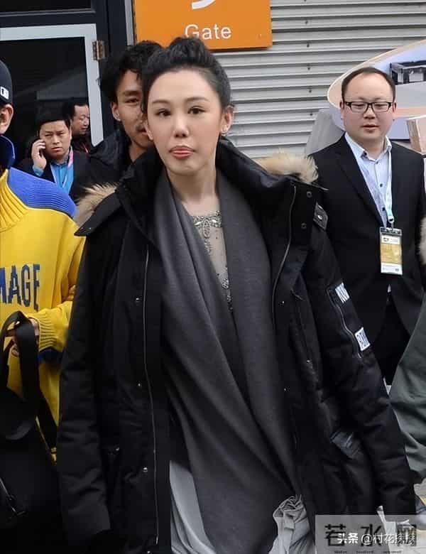 母亲是影后，丈夫是著名演员，公公是央视名嘴，34岁的她在当网红