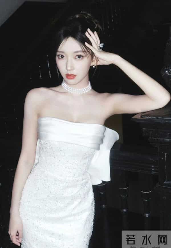 程潇,白色抹胸裙~