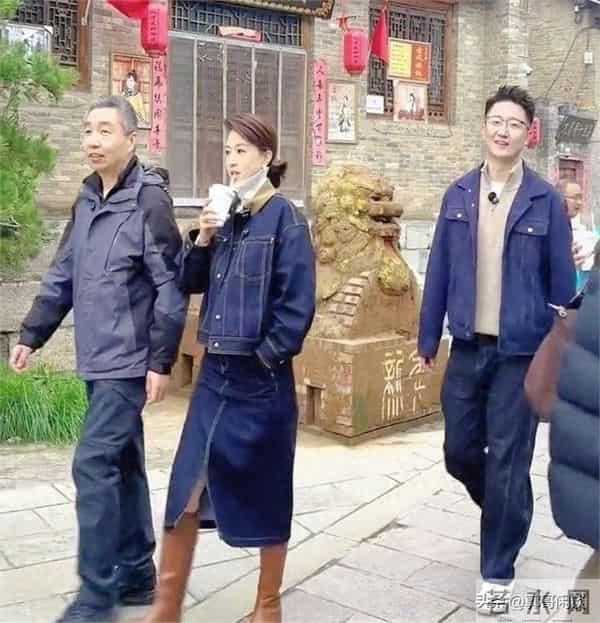 46岁张蕾逛街被偶遇,她打扮好端庄贤淑,身材高挑,像30多岁一样