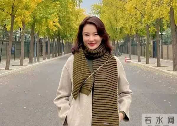 前央视主持人,俩前任去世被嘲“克夫”,生图脸僵的她近况如何了