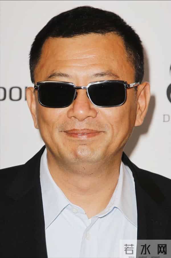 王家卫一个做法让古二翻脸，3年兼任4个职位，3000薪水干30万的活