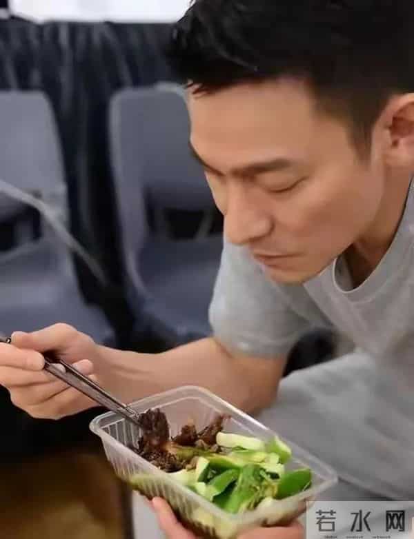 62岁刘德华晒一日三餐,网友:太狠了,难怪看起来像40岁