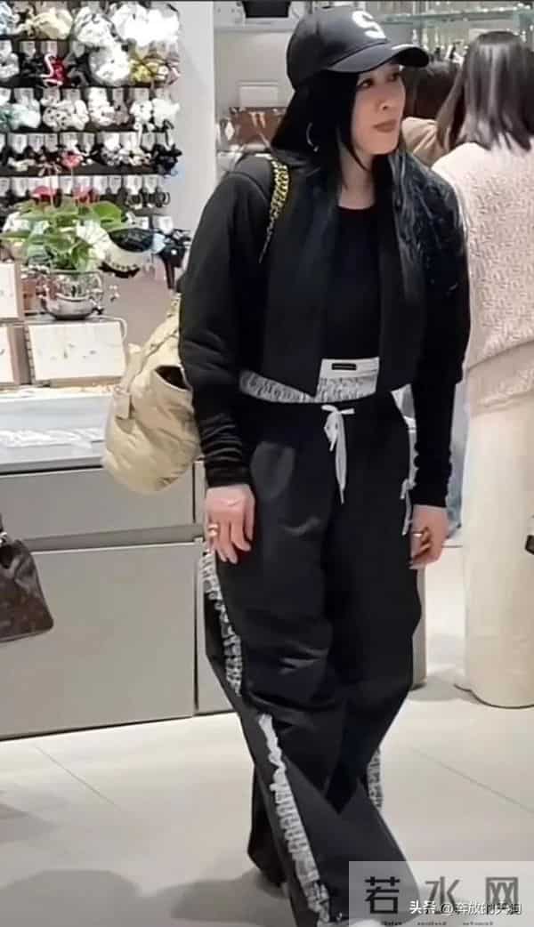 钟丽缇这体格，看上去壮的像头牛，膀大腰圆的，感觉得有70公斤