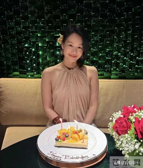 胡杏儿46岁生日甜炸!杏儿耳别黄花好年轻,一脸幸福!