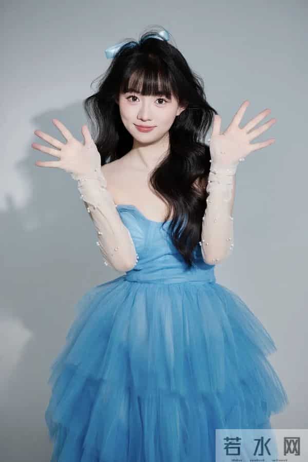 汤音璇｜梦幻蓝裙少女，甜美可爱，举手投足间尽显优雅！