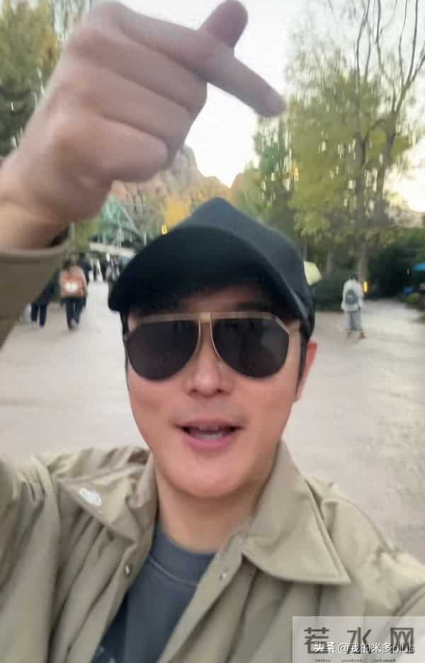 张丹峰一家4口团聚！喊25岁继子张镐濂大宝贝，洪欣久违一脸幸福