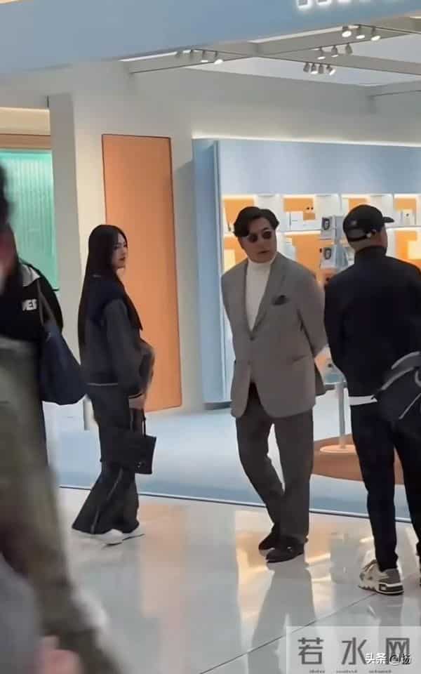 两位真千金罕见同框，何超莲娇小玲珑，小17岁的王诗龄端庄大气