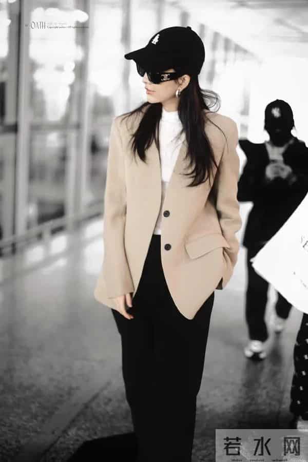 王鸥当妈后气质大变!穿西装+白色打底衫+小黑裤,时髦又高级!