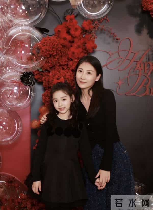 董璇46岁庆生照孕味明显，端蛋糕腹部微隆起，女儿小酒窝颜值出众