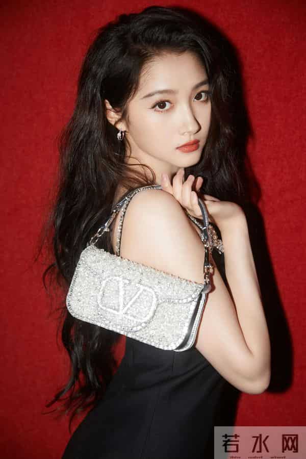 业界第一腿关晓彤黑色吊带超长美腿黑色一字带高跟鞋