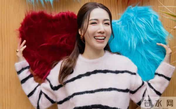 她曾是富家女,破产后选美出道,苦熬多年成主角,爱情事业双得意