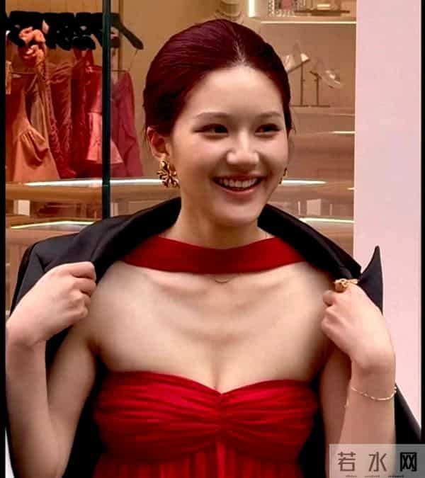 赵露思爆剧红利：穿高定跳热舞，宣布加入新公司，对着粉丝嗷嗷哭