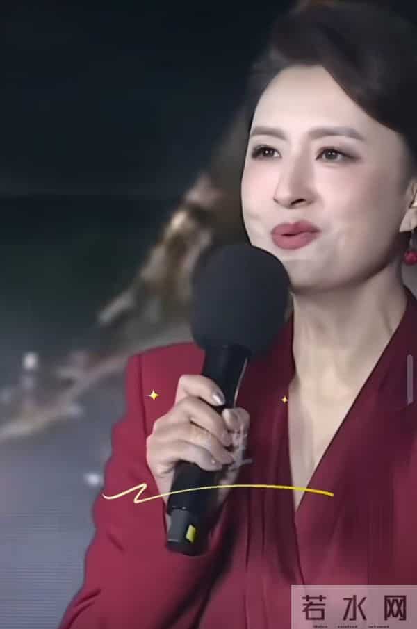 张蕾谈剧本演员重要性，着酒红深V套装，优雅主持尽显专业风采