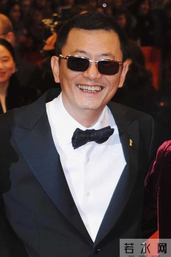 王家卫一个做法让古二翻脸，3年兼任4个职位，3000薪水干30万的活