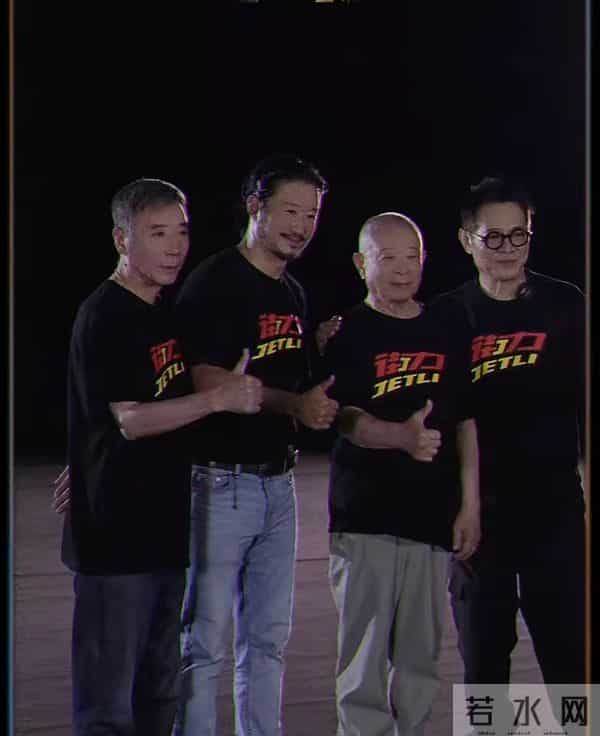 62岁李连杰探班吴京,俩人花5块钱同吃一盘饭,看模样年轻了不少