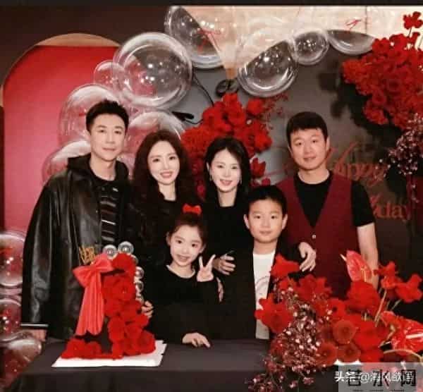 董璇生日宴会，佟大为儿子与小酒窝青梅竹马同框，长相神似爸爸