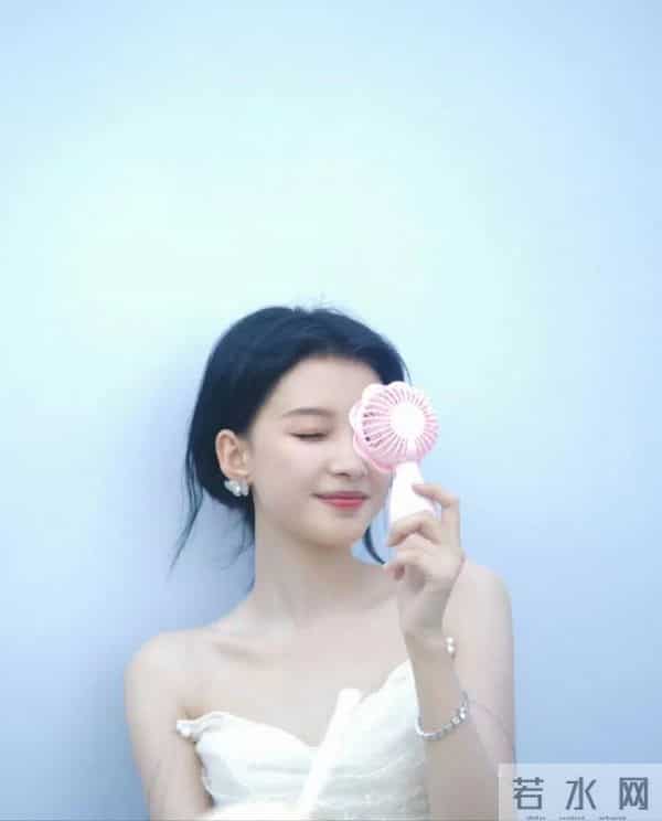 孙怡白裙海边写真