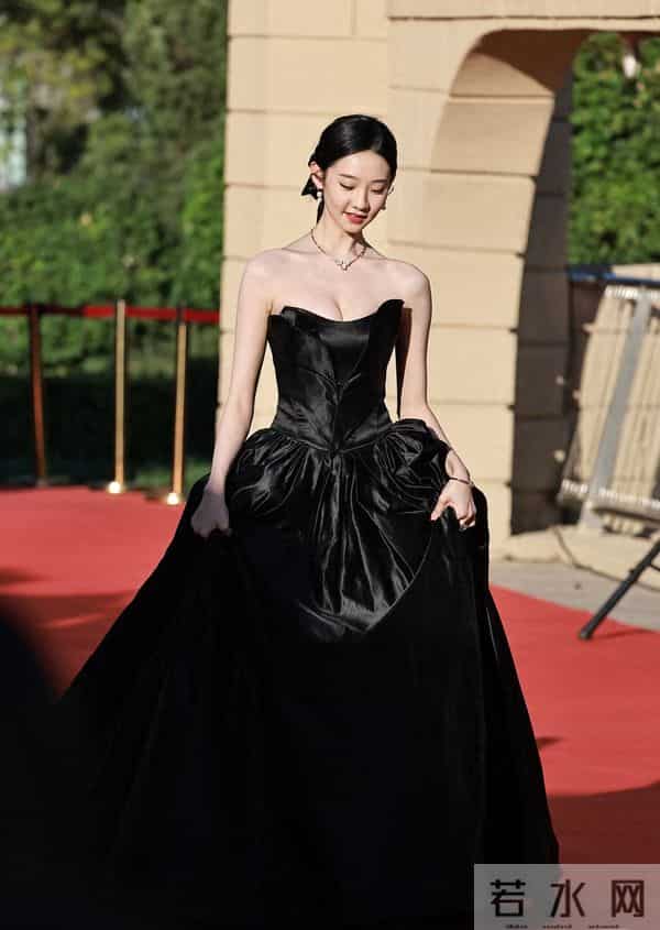 张艺凡 低胸裙
