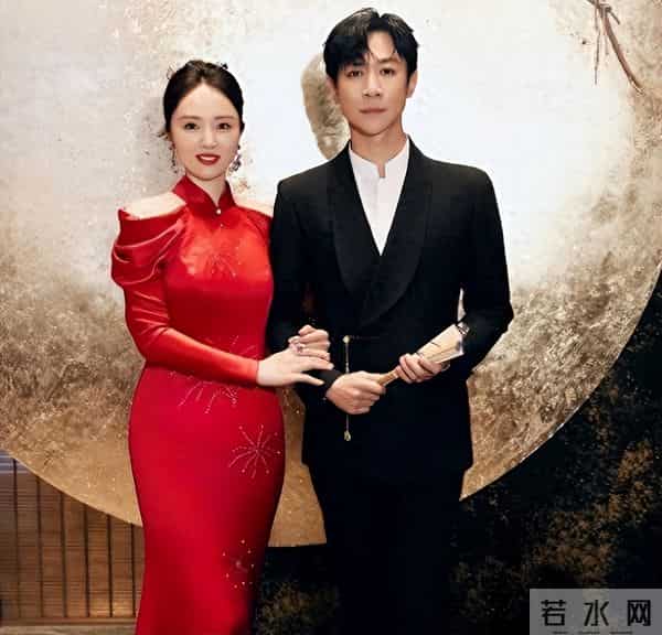 董璇46岁生日照,手捧蛋糕小腹隆起,张维伊站C位风头尽显