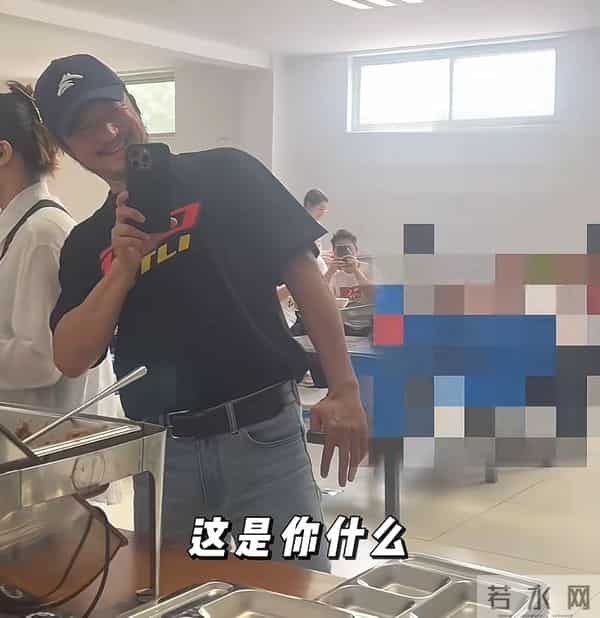 62岁李连杰探班吴京,俩人花5块钱同吃一盘饭,看模样年轻了不少